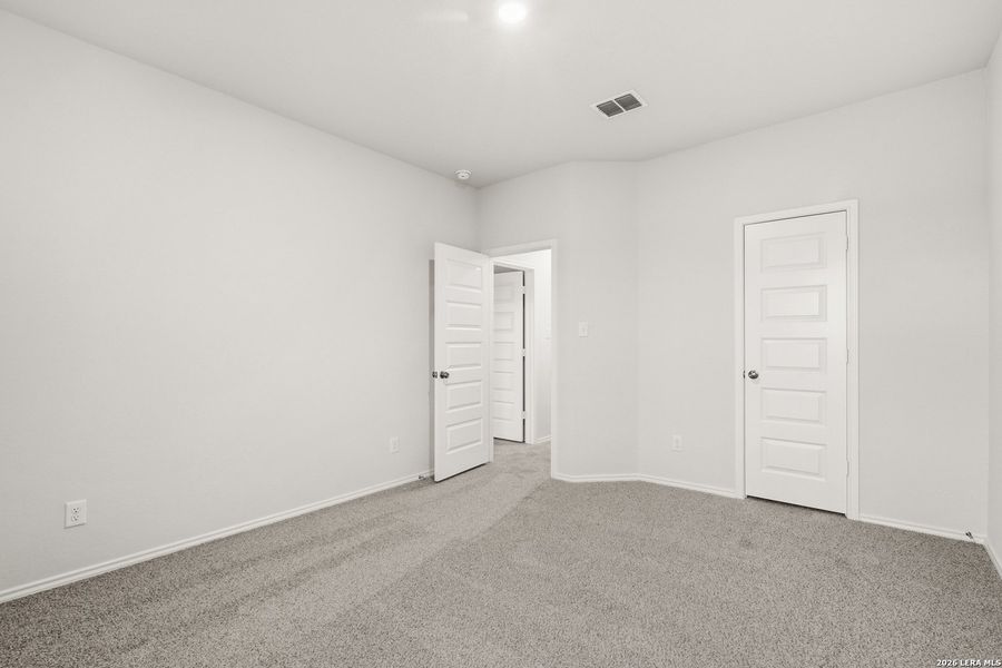 Spacious, unfurnished interior of a new home in Blue Ridge Ranch, San Antonio (Image 20).