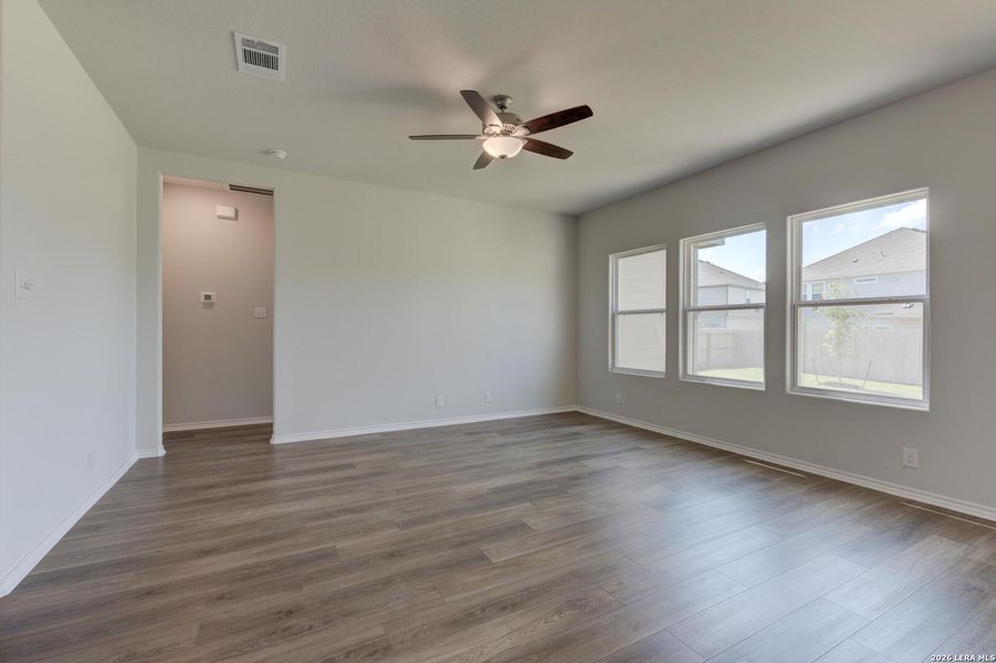 Spacious, unfurnished interior of a new home in Nopal Valley, San Antonio (Image 13).