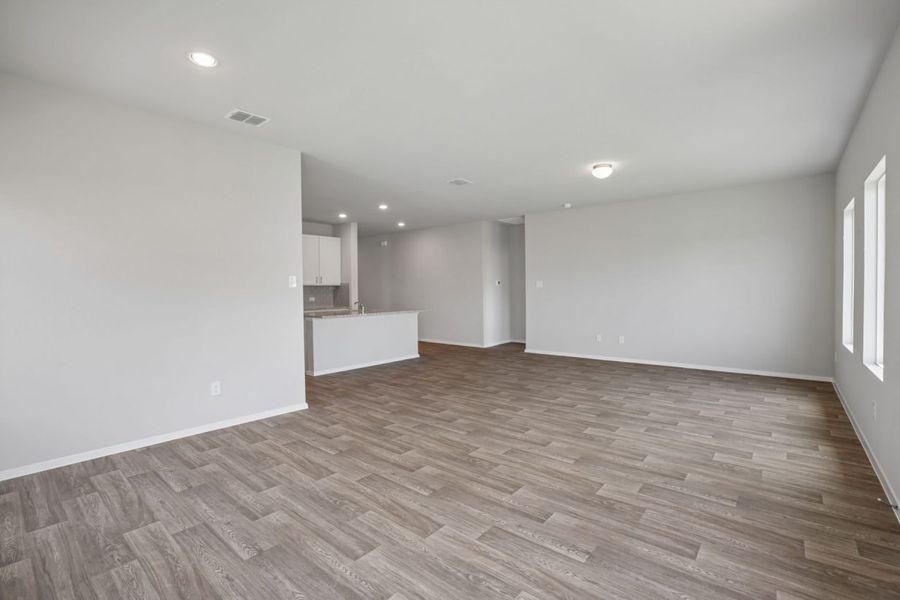 Spacious, unfurnished interior of a new home in Cloverleaf, Austin (Image 16).