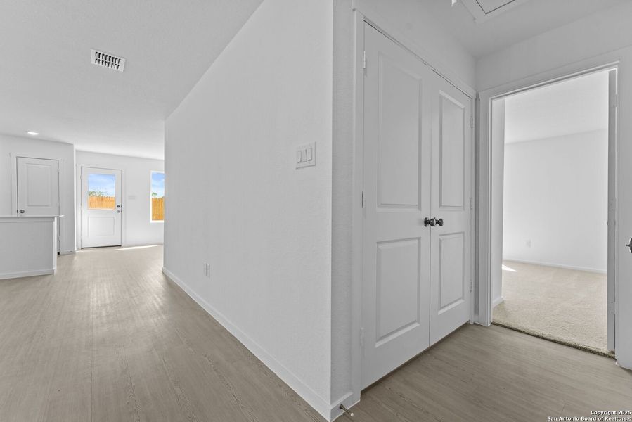 Spacious, unfurnished interior of a new home in Torian Village: Watermill Collection, San Antonio (Image 8).