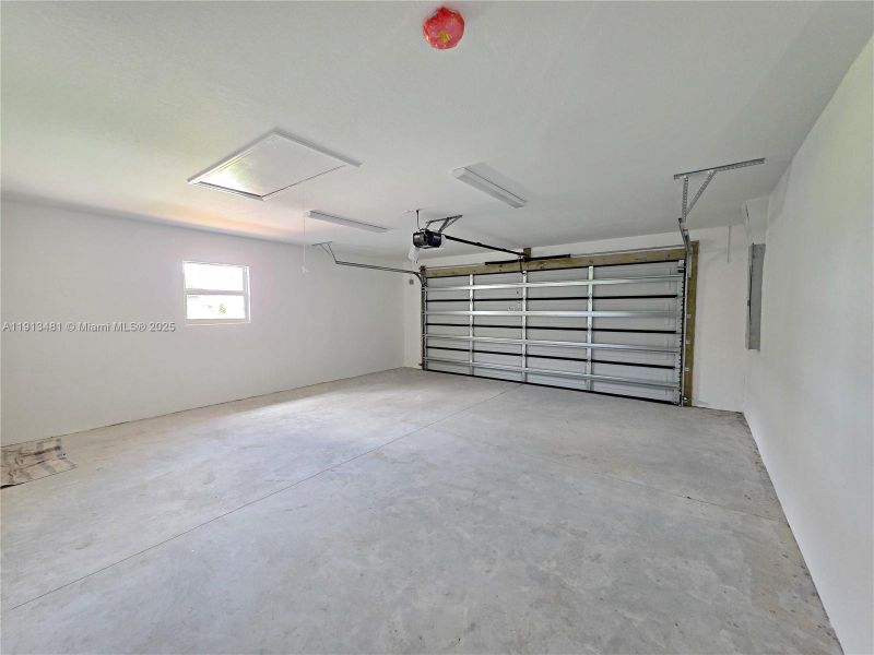 Spacious, unfurnished interior of a new home in , Lake Placid (Image 14).