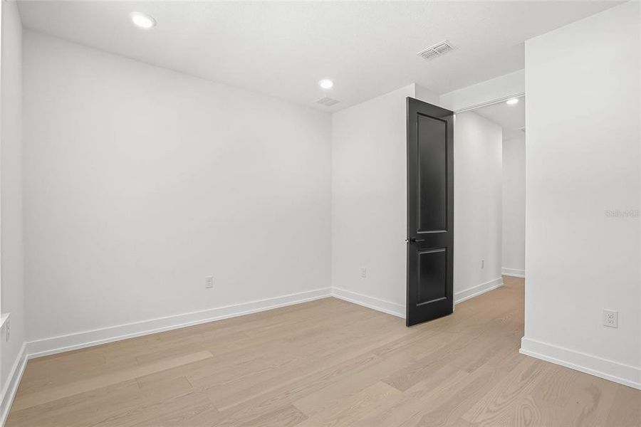 Spacious, unfurnished interior of a new home in , Tampa (Image 25).