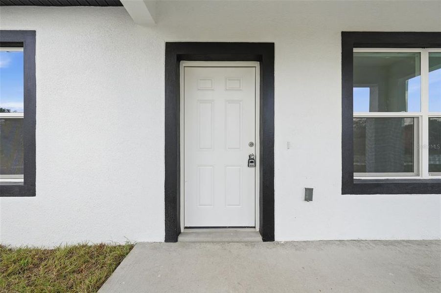 Exterior details and patio area of a home in , Haines City (Image 4).