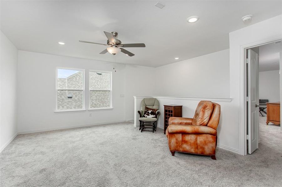 Living area with carpet, ceiling fan, and recessed lighting