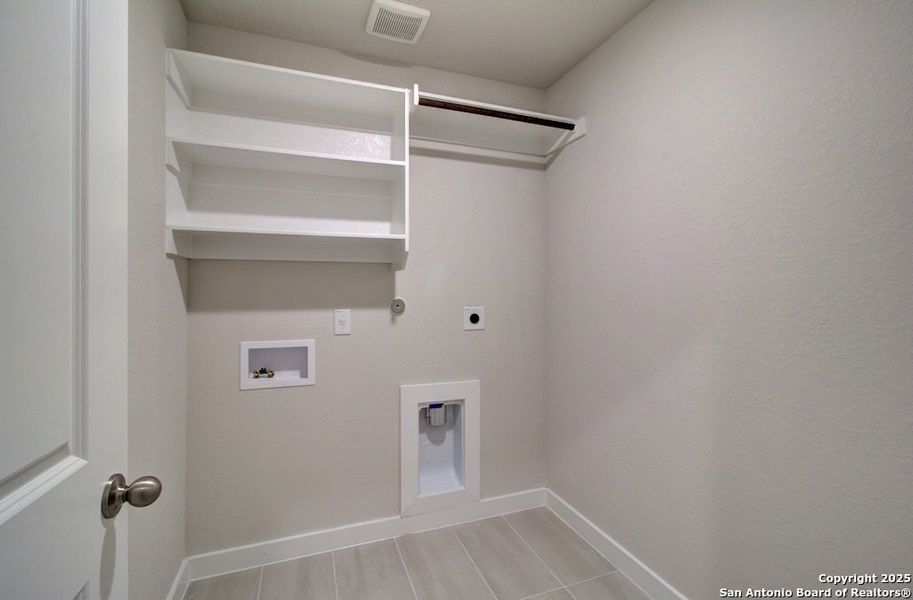 Spacious, unfurnished interior of a new home in Cloud Country, New Braunfels (Image 16).