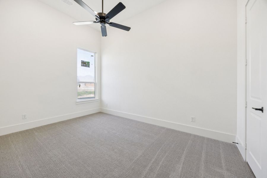 Representative unfurnished interior of a home built from the Augusta by Sandlin Homes in Trinity Estates, Benbrook (Image 27).