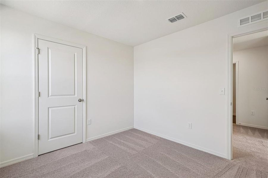 Spacious, unfurnished interior of a new home in Eagle Hammock, Eagle Lake (Image 25).