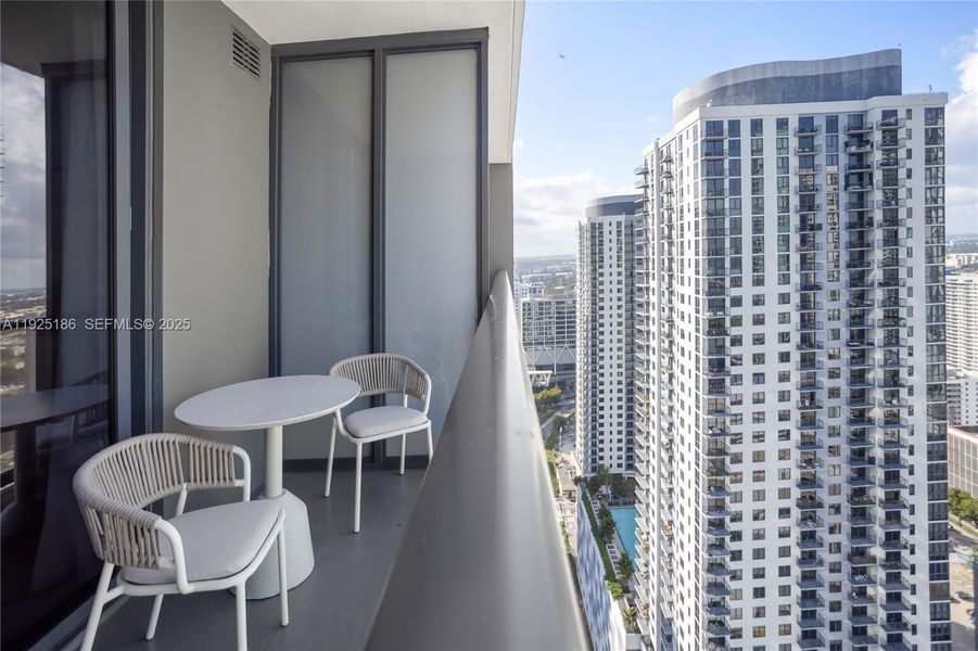 Condo located in Miami, FL showcasing its design and architecture (Image 32).