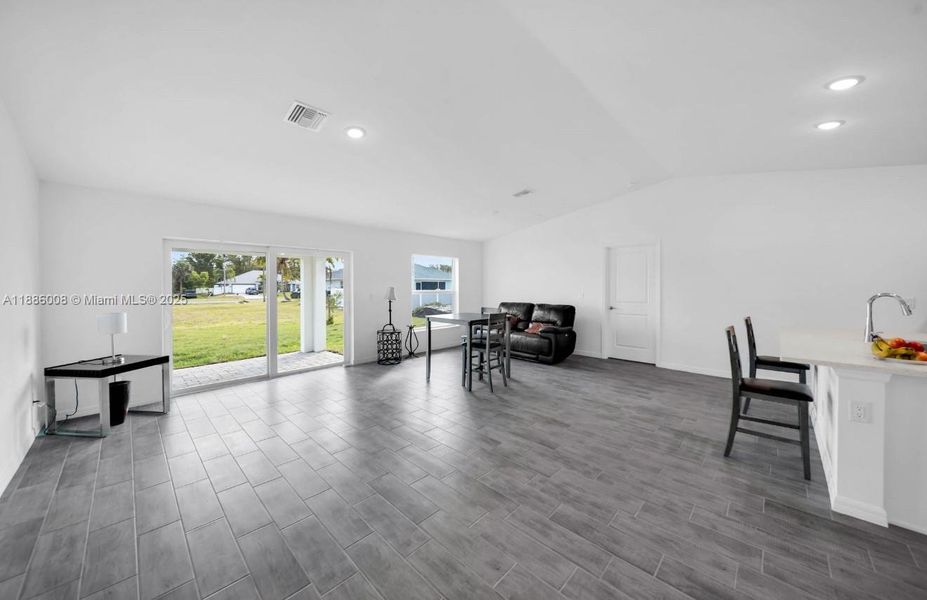 Spacious, unfurnished interior of a new home in , Cape Coral (Image 11).