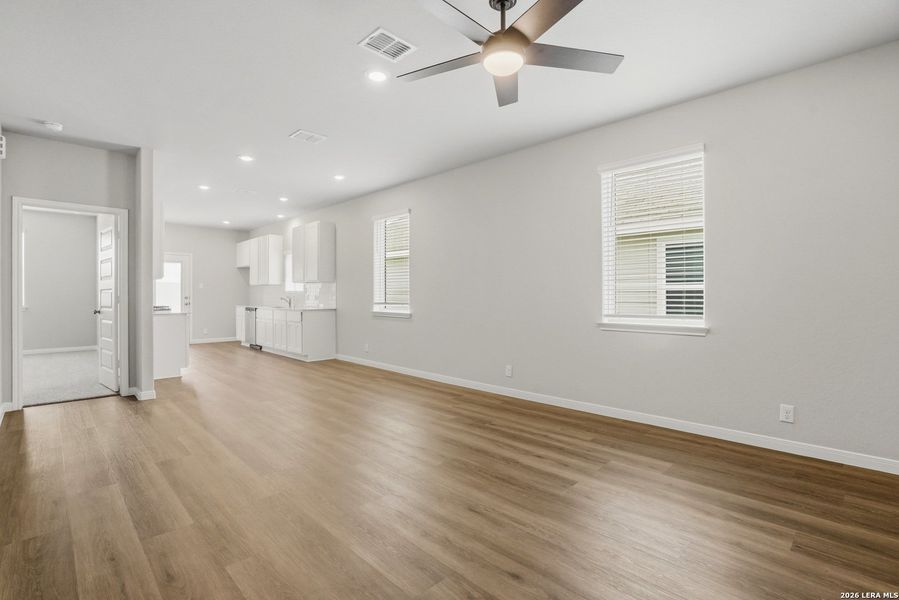 Spacious, unfurnished interior of a new home in Dauer Ranch, New Braunfels (Image 14). Spacious, unfurnished interior of a new home in Dauer Ranch, New Braunfels (Image 14).
