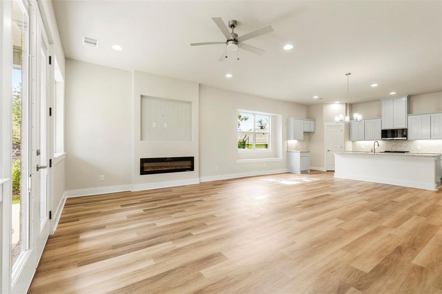 Spacious, unfurnished interior of a new home in , Sherman (Image 33).
