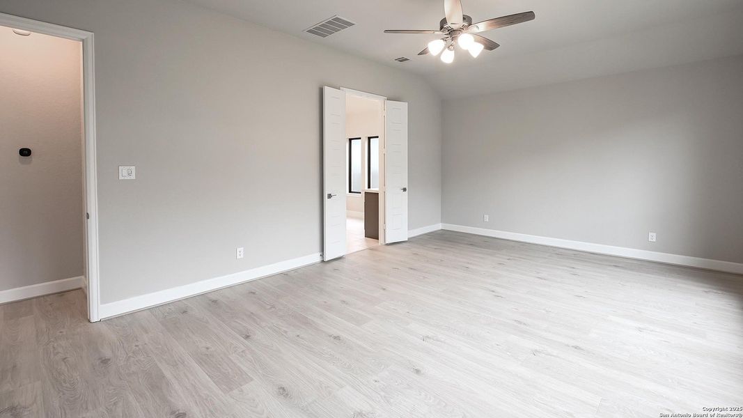 Spacious, unfurnished interior of a new home in Veramendi 60', New Braunfels (Image 16).