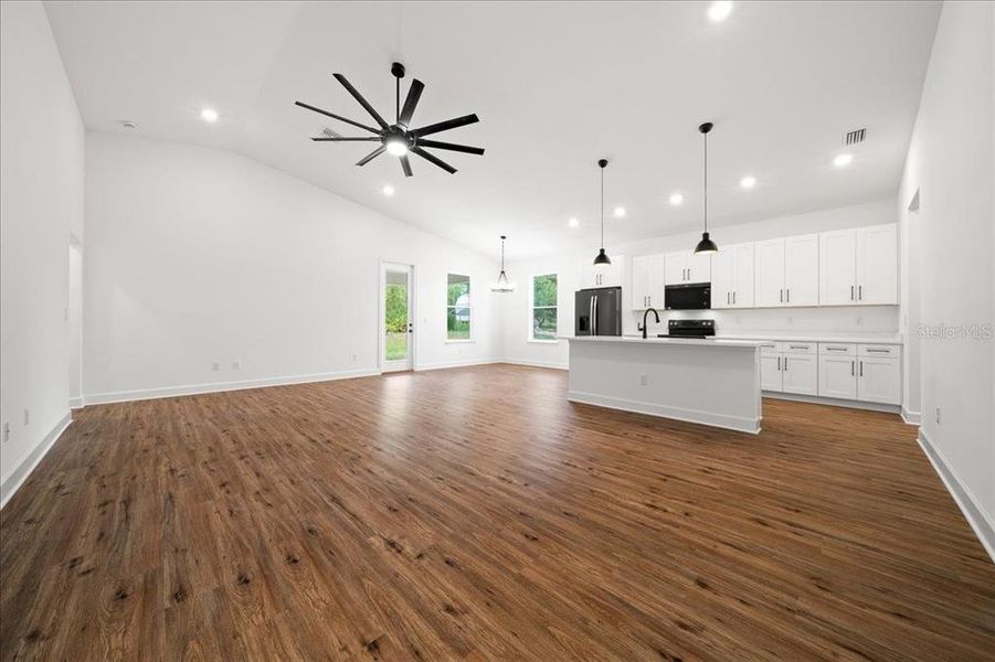 Spacious, unfurnished interior of a new home in , Weeki Wachee (Image 22).