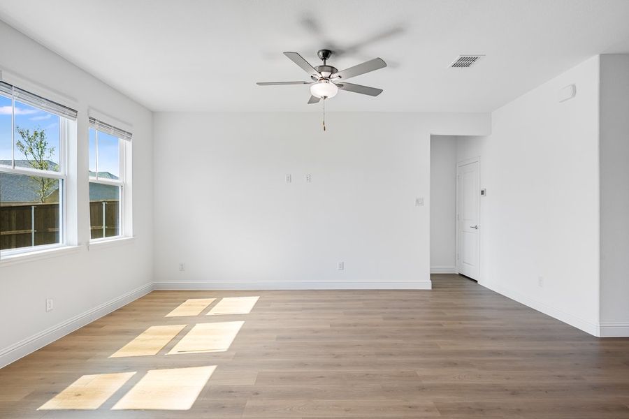 Spacious, unfurnished interior of a new home in Madero 50s, Fort Worth (Image 25). Spacious, unfurnished interior of a new home in Madero 50s, Fort Worth (Image 25).