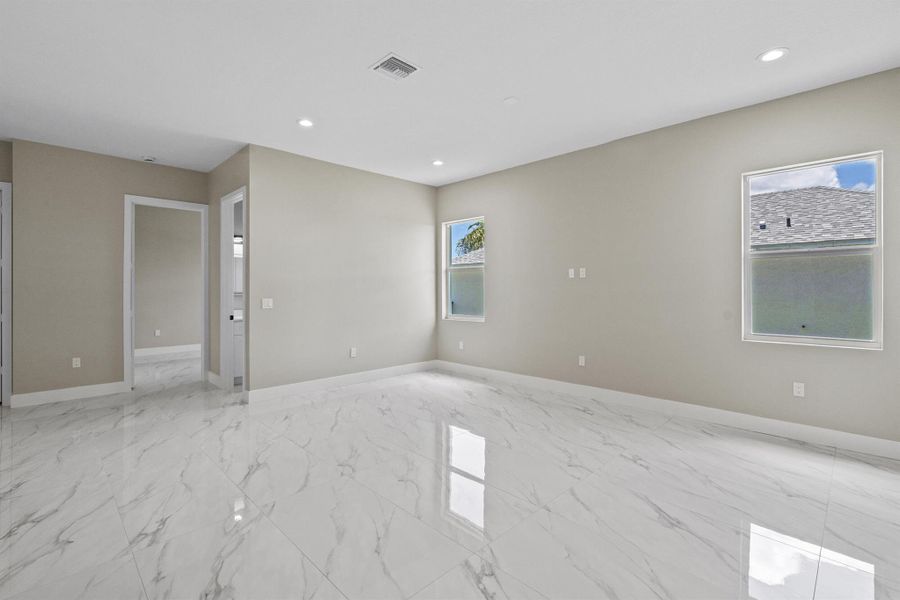 Spacious, unfurnished interior of a new home in , Port St. Lucie (Image 28).