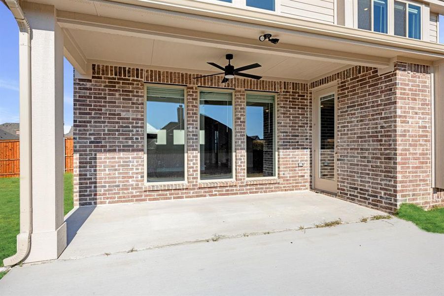 Exterior details and patio area of a home in Hayes Crossing, Midlothian (Image 4).