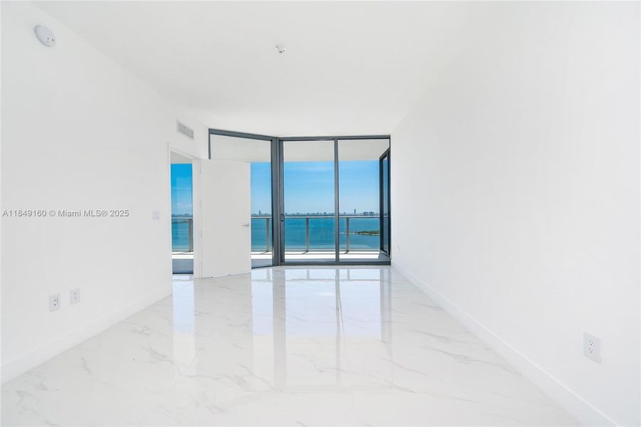 Spacious, unfurnished interior of a new home in Aria Reserve, Miami (Image 38).