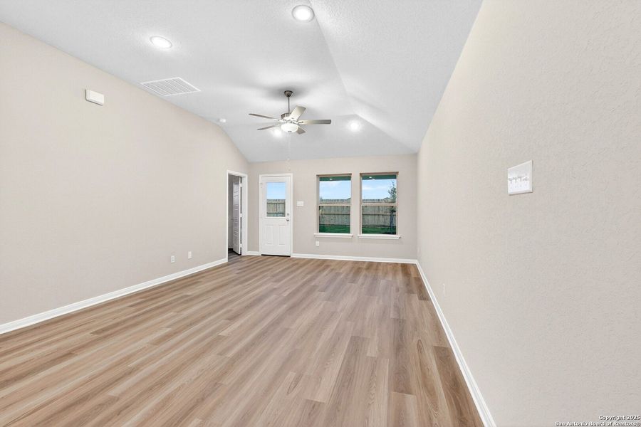 Spacious, unfurnished interior of a new home in Park Place, New Braunfels (Image 16).