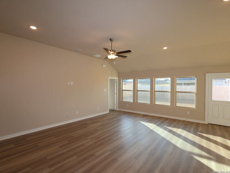 Spacious, unfurnished interior of a new home in Cinco Lakes, San Antonio (Image 29).