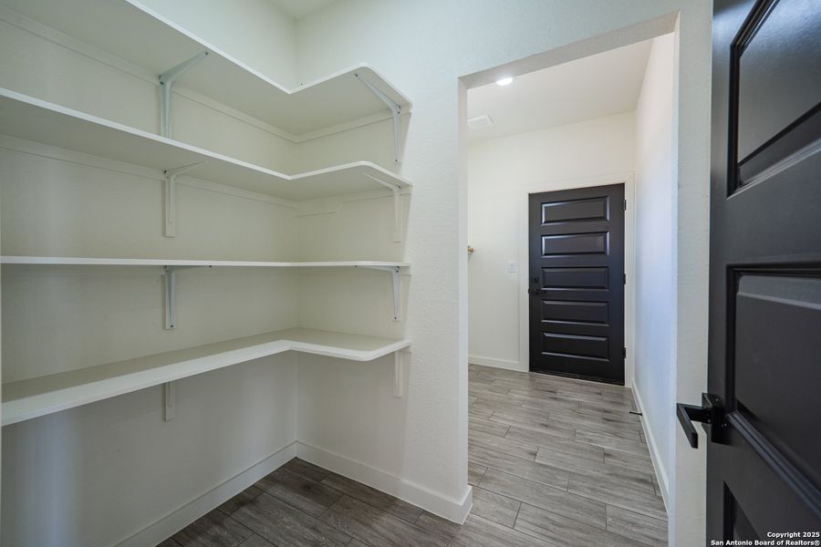 Spacious, unfurnished interior of a new home in , Natalia (Image 15).