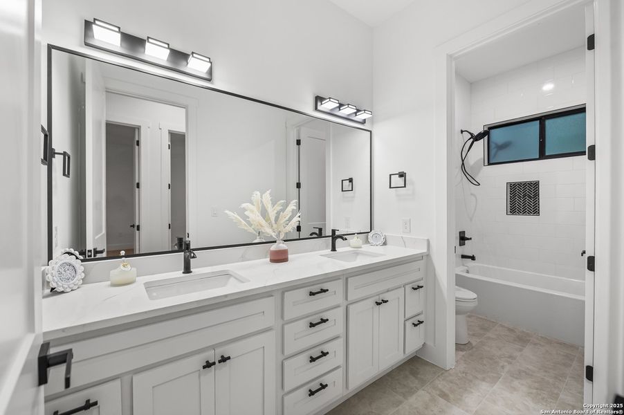 Furnished interior view inside a new home in , Bandera (Image 16).