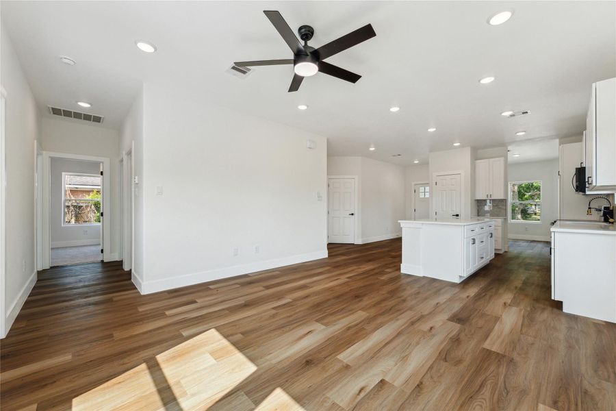 Spacious, unfurnished interior of a new home in , Santa Fe (Image 17).