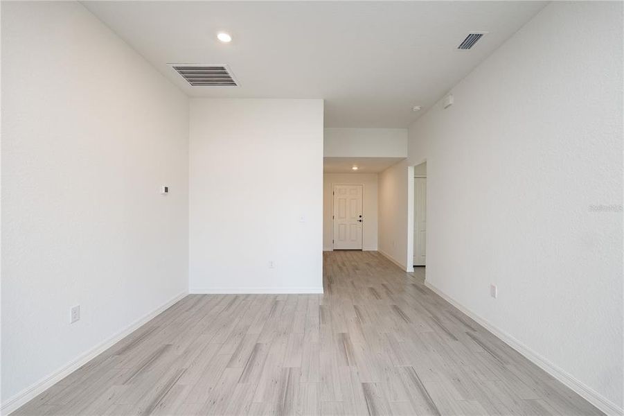 Spacious, unfurnished interior of a new home in Thompson Preserve, Bartow (Image 6).