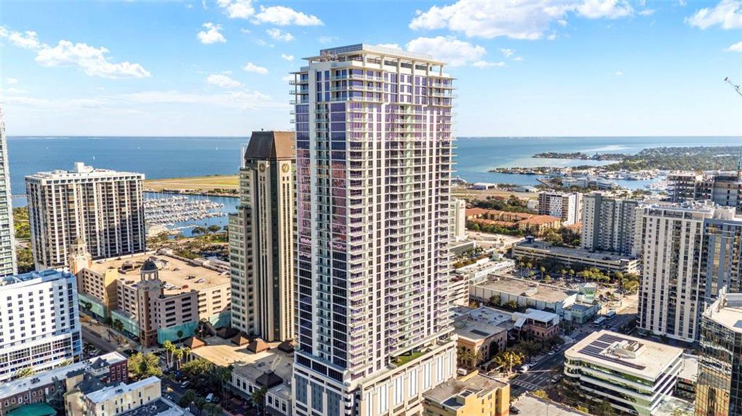 Condo located in St. Petersburg, FL showcasing its design and architecture (Image 4).