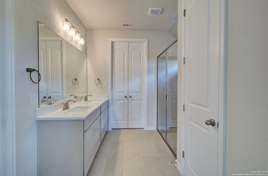 Furnished interior view inside a new home in Sunflower Ridge, New Braunfels (Image 8).
