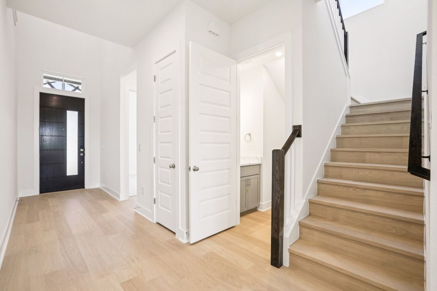 Spacious, unfurnished interior of a new home in Persimmon, Buda (Image 10).