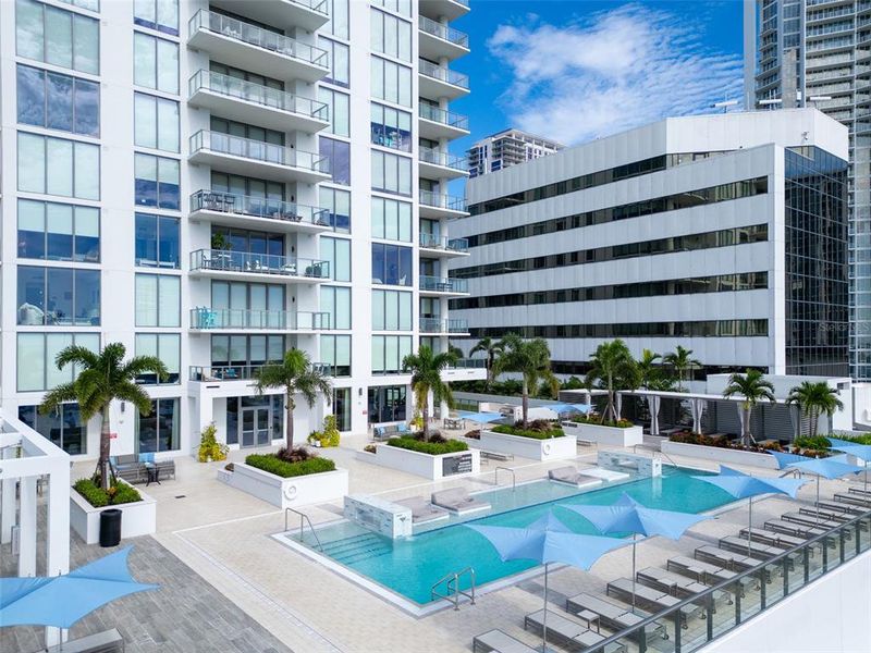 Condo located in St. Petersburg, FL showcasing its design and architecture (Image 27).
