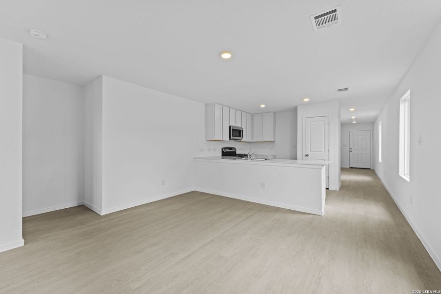 Spacious, unfurnished interior of a new home in Spring Grove, St. Hedwig (Image 11).