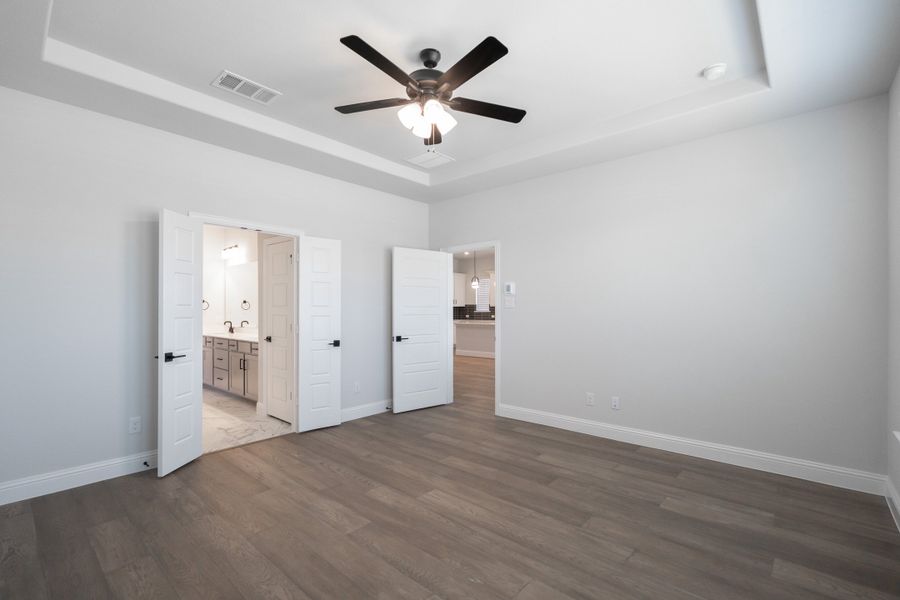 Spacious, unfurnished interior of a new home in Valencia on the Lake, Little Elm (Image 23).