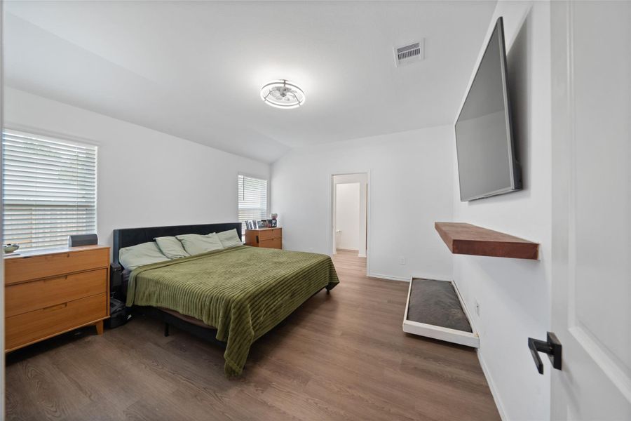 Large en-suite bathroom & walk-in closet. Large en-suite bathroom & walk-in closet.