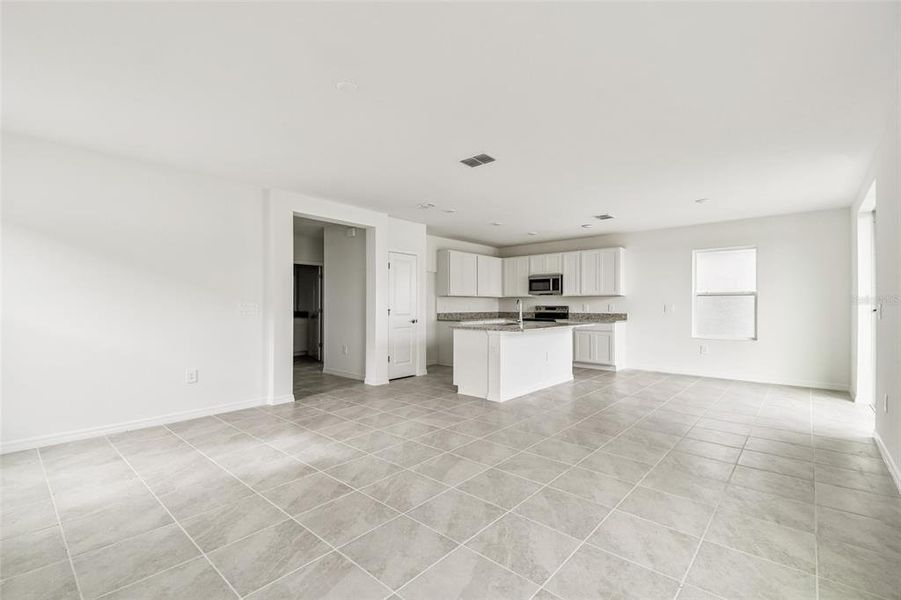 Spacious, unfurnished interior of a new home in Southpointe, Palmetto (Image 15).