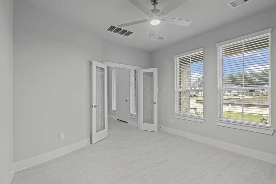 Spacious, unfurnished interior of a new home in Barton Creek Ranch, Conroe (Image 9). Spacious, unfurnished interior of a new home in Barton Creek Ranch, Conroe (Image 9).