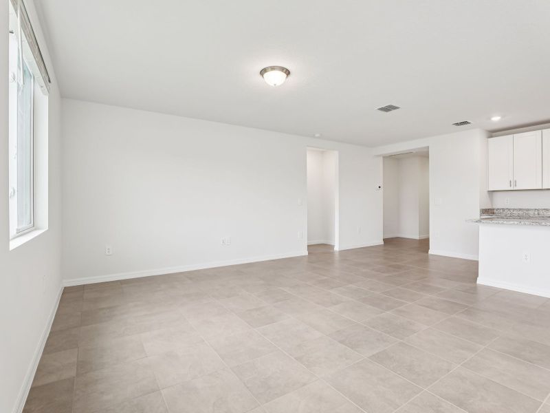 Spacious, unfurnished interior of a new home in The Grove at Stuart Crossing - Classic Series, Bartow (Image 10).