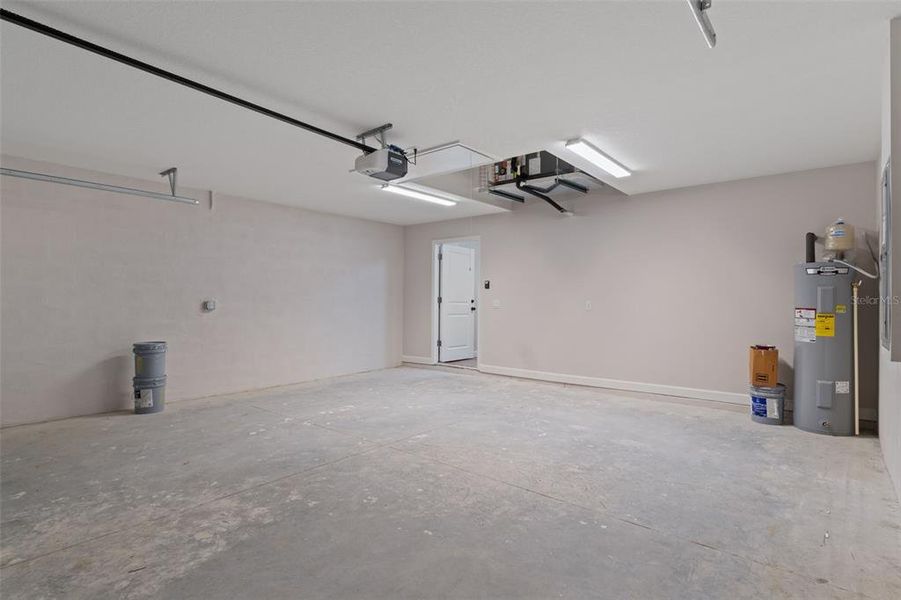 Spacious, unfurnished interior of a new home in , Citrus Springs (Image 30).
