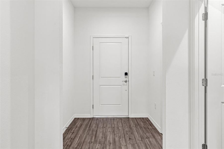 Spacious, unfurnished interior of a new home in , Deland (Image 24).
