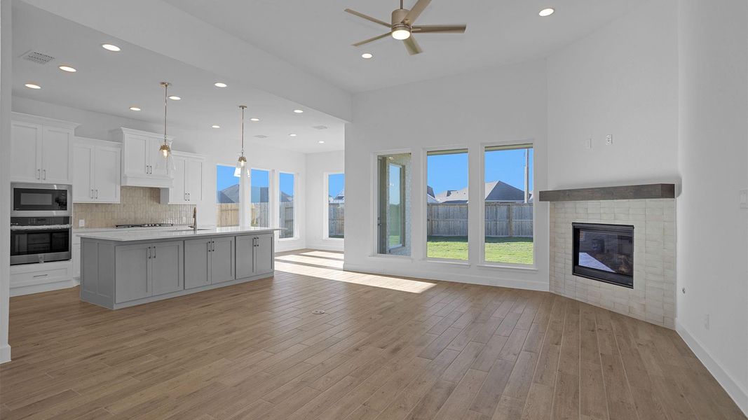 Spacious, unfurnished interior of a new home in Valencia 60', Manvel (Image 7).