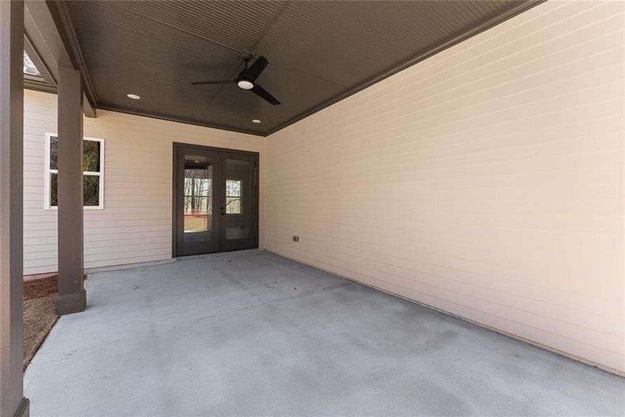 Exterior details and patio area of a home in , Murrayville (Image 3).