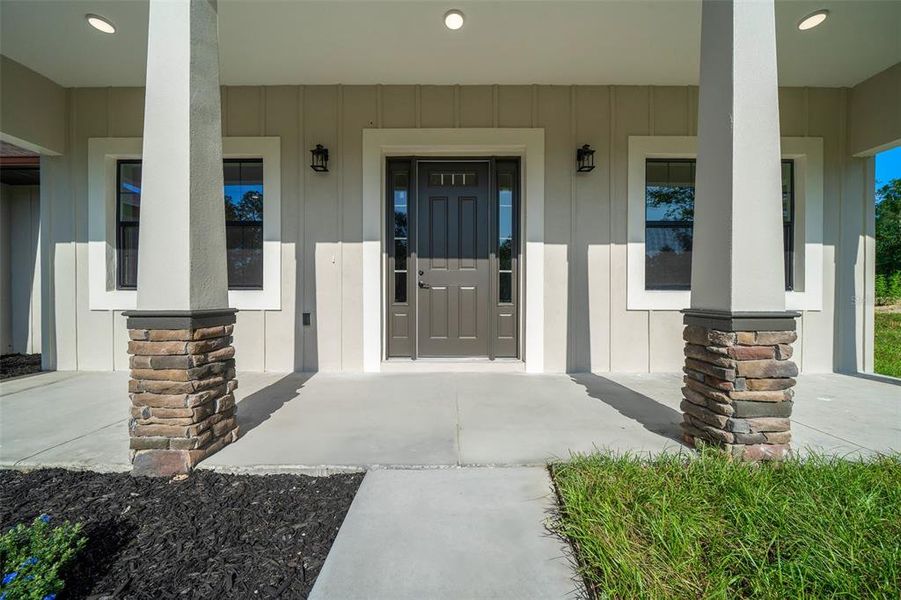 Exterior details and patio area of a home in , Dunnellon (Image 4).