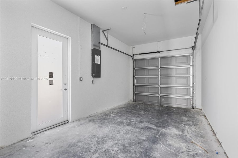 Spacious, unfurnished interior of a new home in , Lehigh Acres (Image 8).