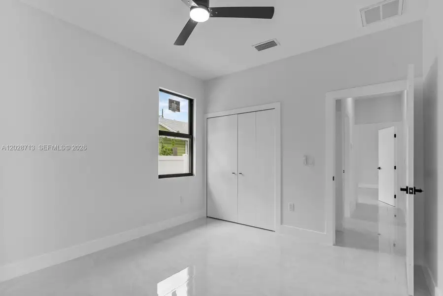 Spacious, unfurnished interior of a new home in , Tampa (Image 32).