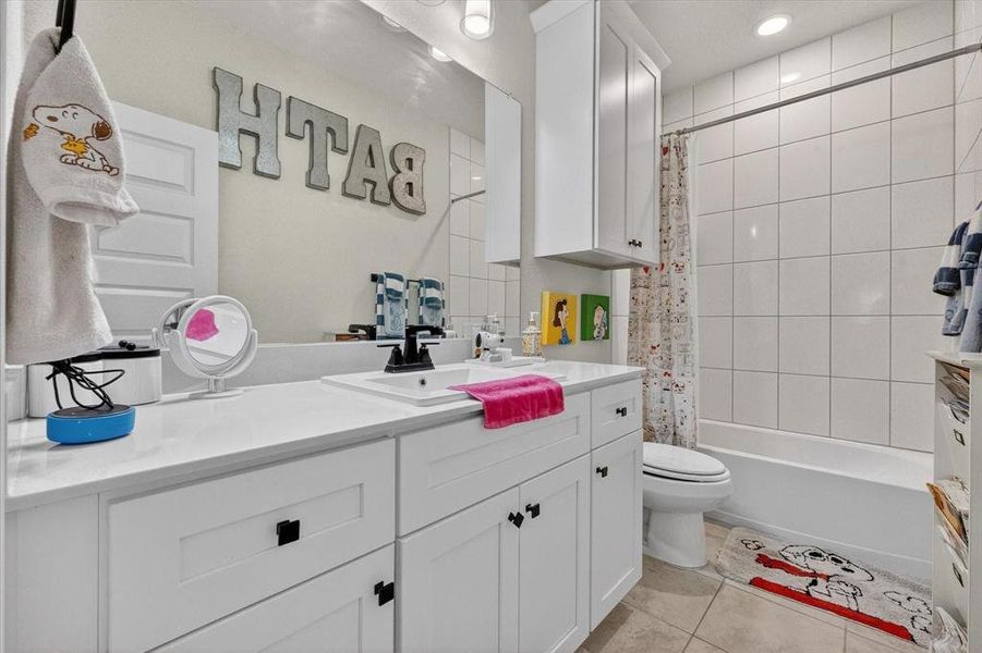 Furnished interior view inside a new home in Oaks of North Grove, Waxahachie (Image 36).