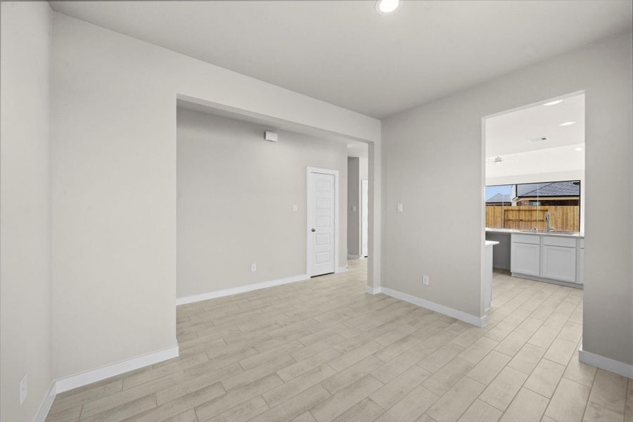 Spacious, unfurnished interior of a new home in Sunterra Lakes, Fulshear (Image 28). Spacious, unfurnished interior of a new home in Sunterra Lakes, Fulshear (Image 28).