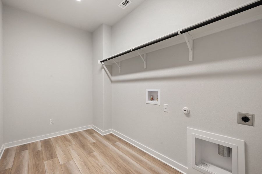 Spacious, unfurnished interior of a new home in Lagos Reserve, Manor (Image 40).