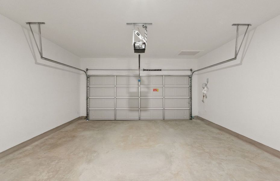 Spacious, unfurnished interior of a new home in Santa Rita Ranch, Liberty Hill (Image 39).