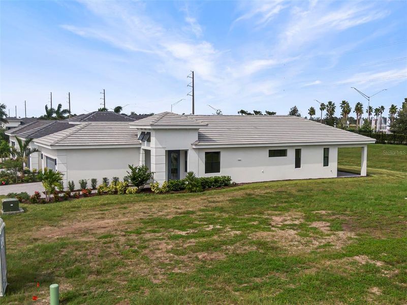 Exterior details and patio area of a home in Cresswind Lakewood Ranch, Lakewood Ranch (Image 4).