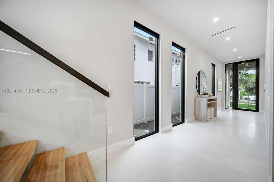 Spacious, unfurnished interior of a new home in , Fort Lauderdale (Image 29).